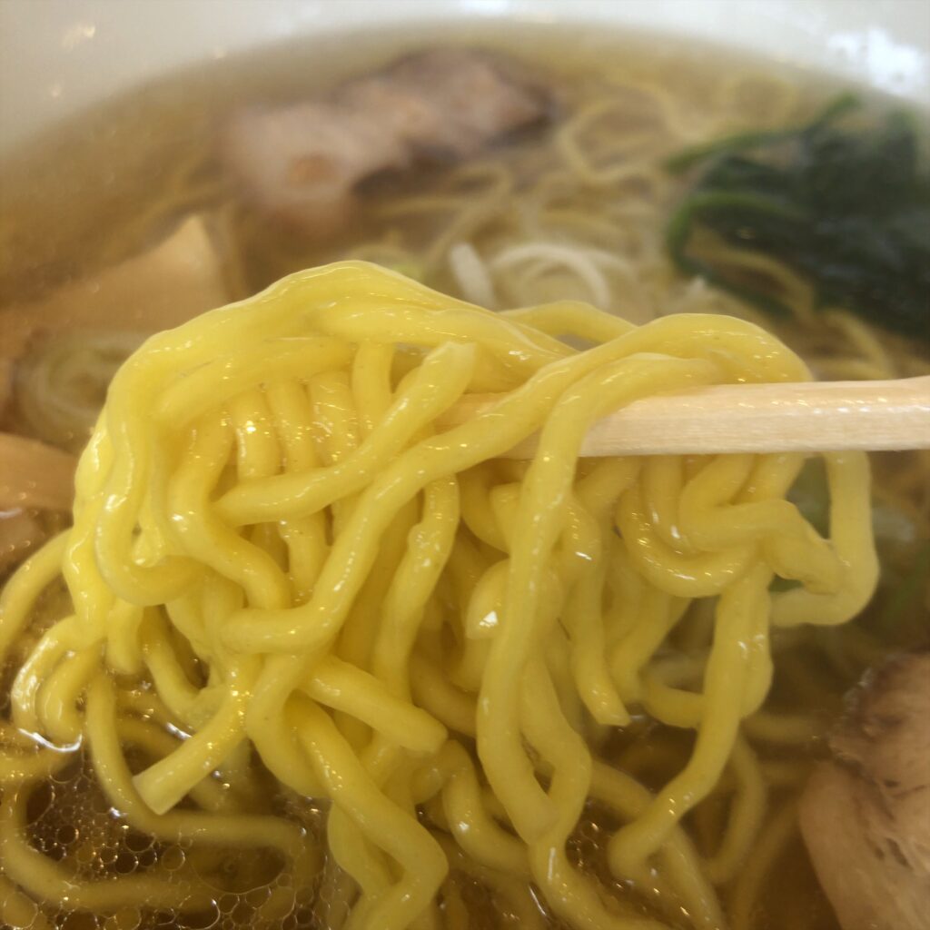 コシのある縮れ麺