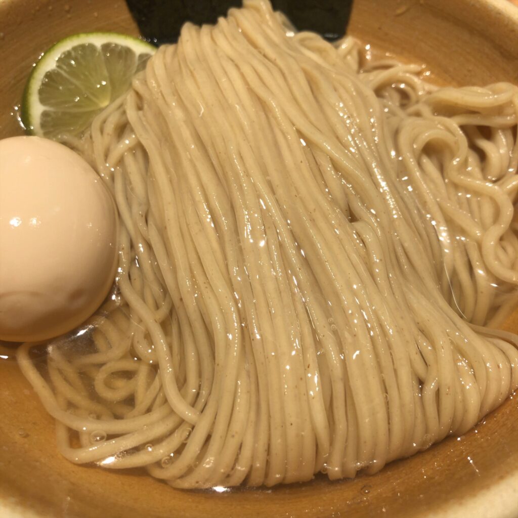 美しくたたまれた中細平打ちの自家製麺