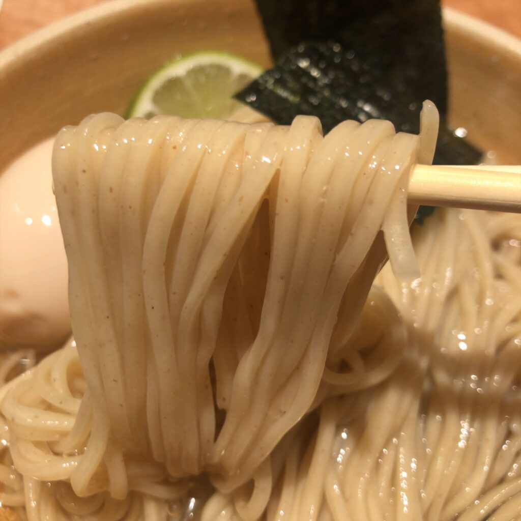 この艶、この細さ。昆布水をまとった自家製麺が美しすぎる…