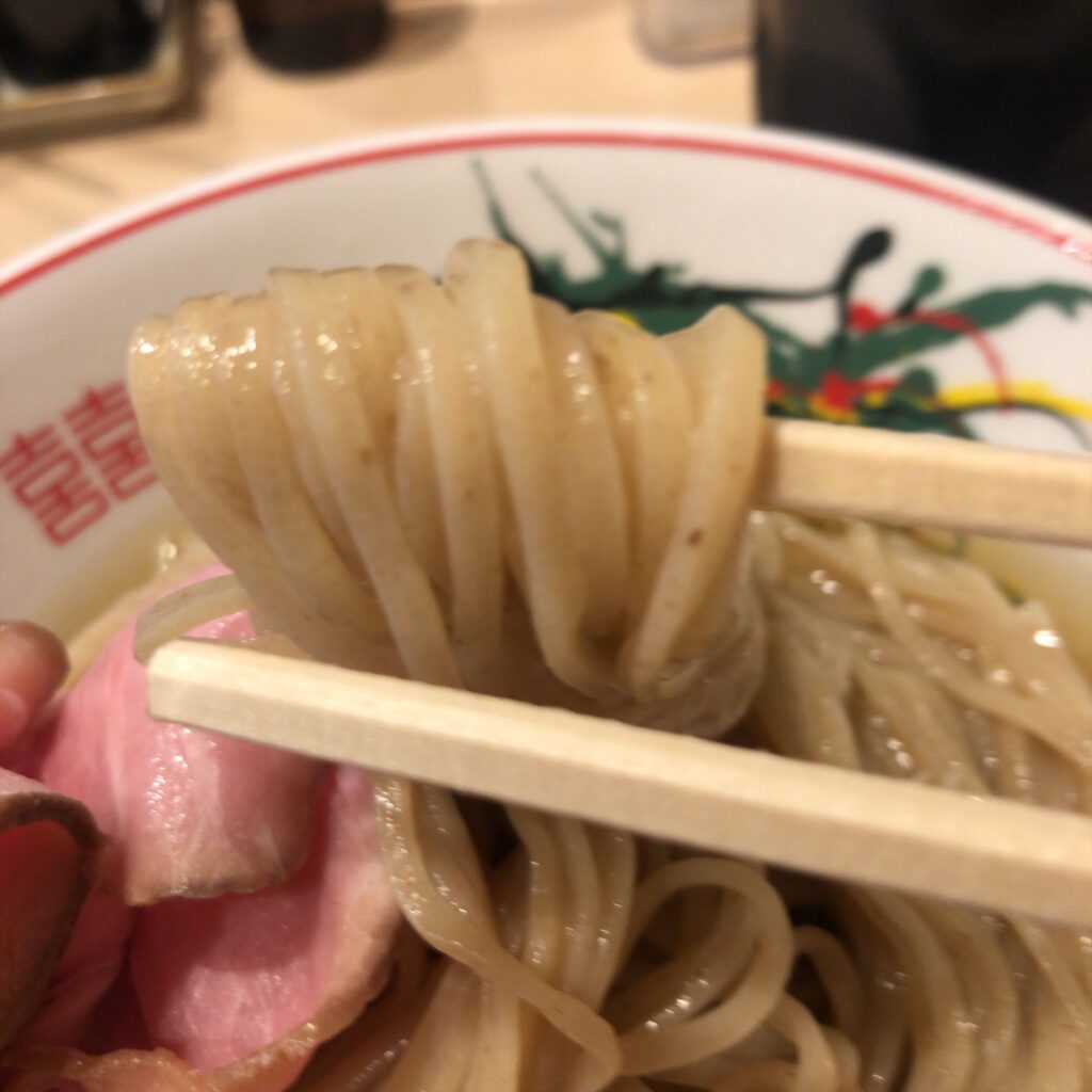 昆布水をまとった細ストレート麺