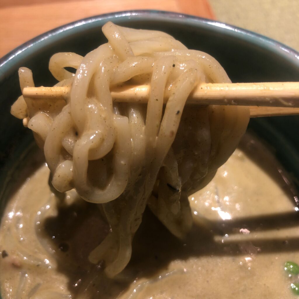 濃厚なので麺に絡みつきます