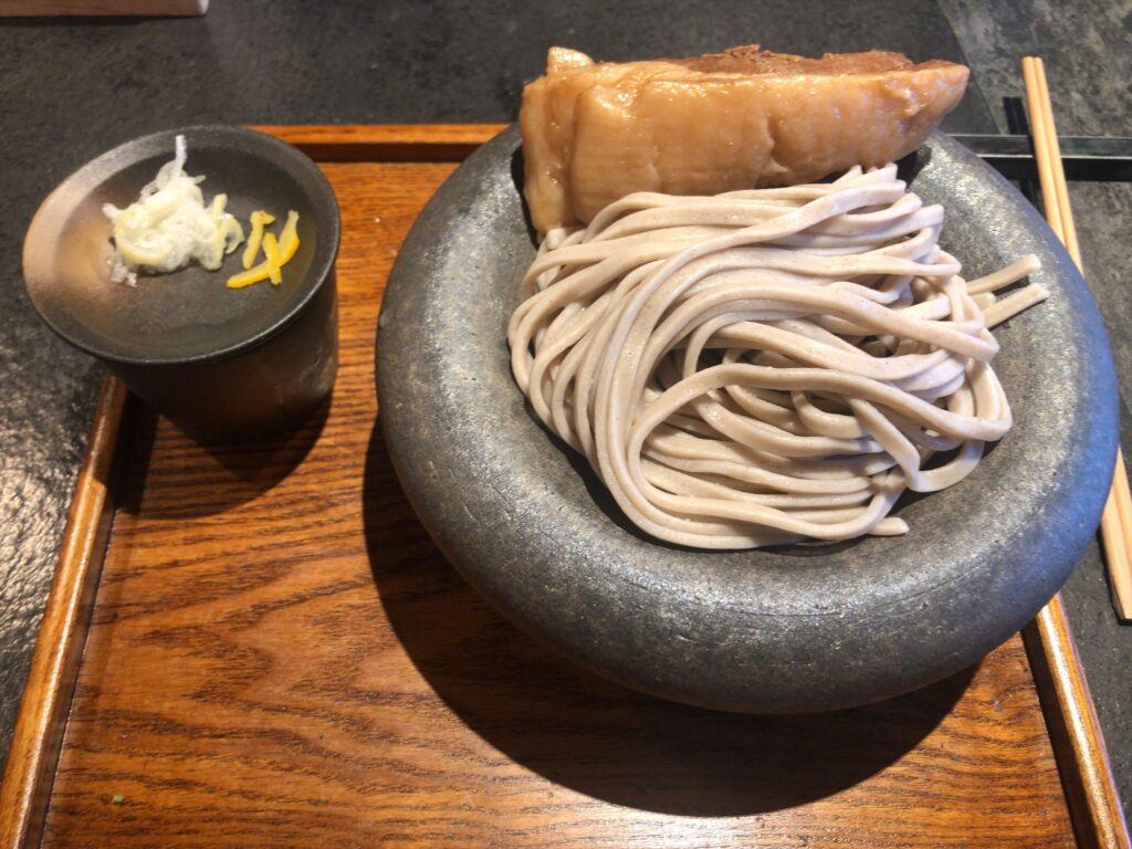 BASOの角煮つけSOBAを真上から撮影|石皿に盛られた極太蕎麦と大きな豚角煮