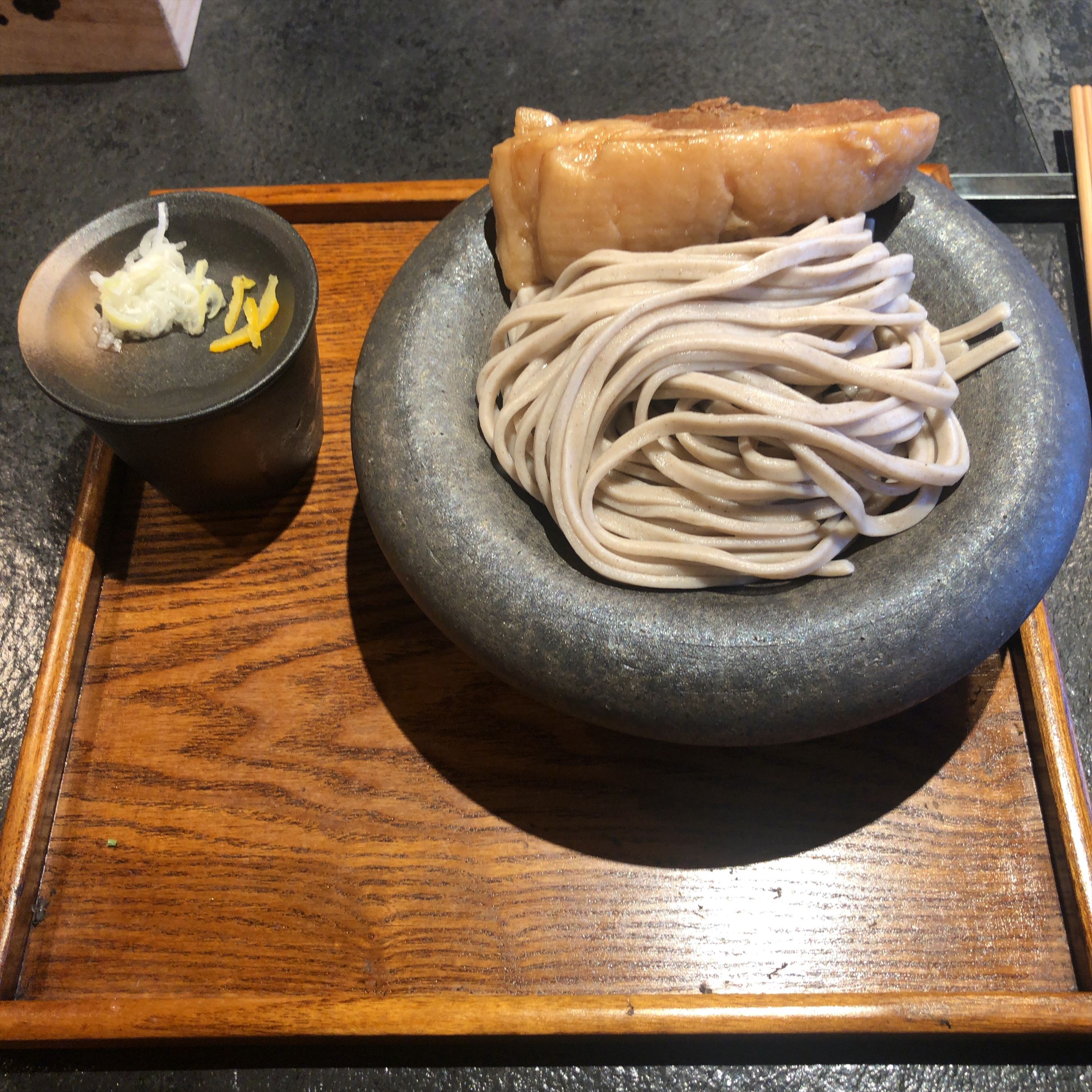 BASOの角煮つけSOBA｜極太蕎麦と大ぶり角煮が器に盛られた一皿