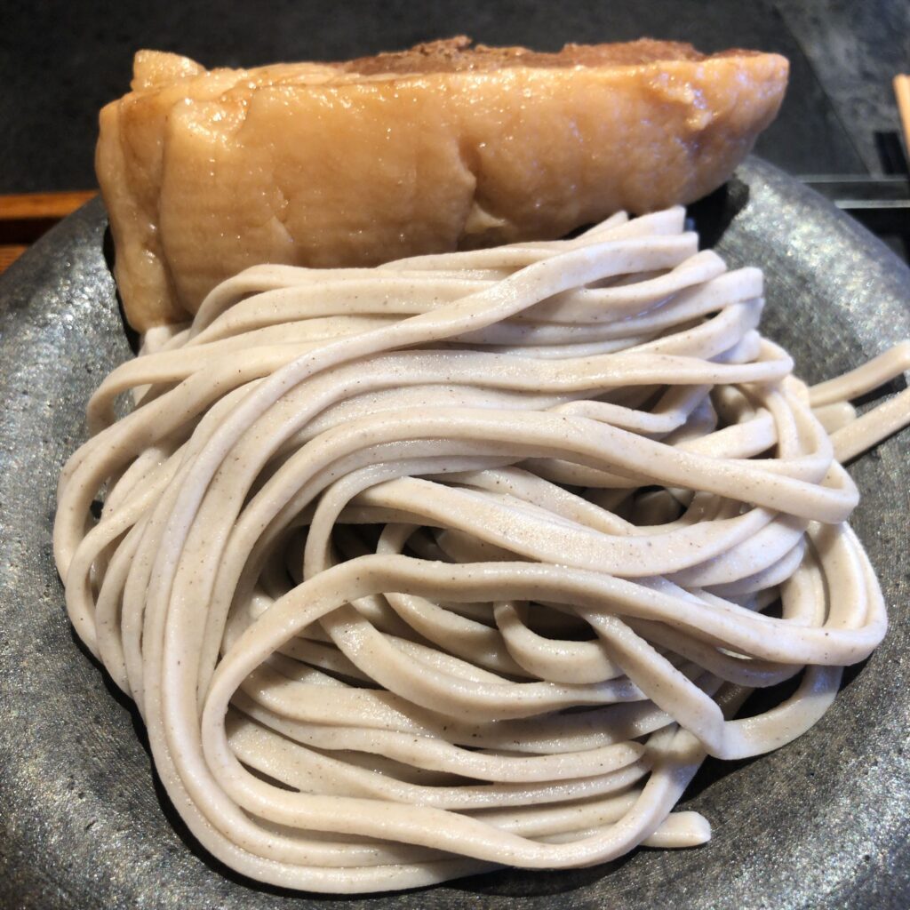 BASOの角煮つけSOBA|艶やかな極太二八蕎麦のアップ写真