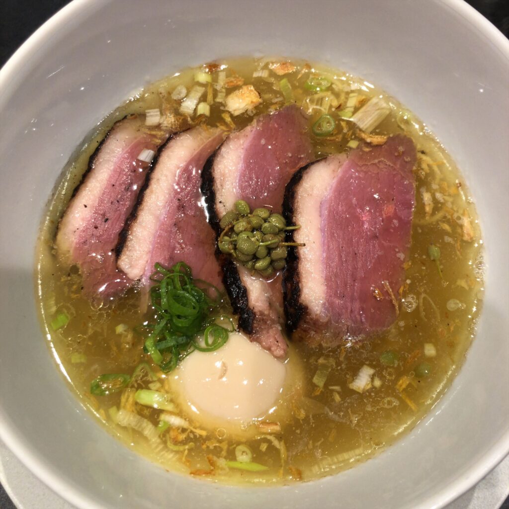 Ramen 翡翠の鴨山椒塩ラーメン。澄んだ塩スープに炙り鴨チャーシューと実山椒、味玉がのった美しい一杯