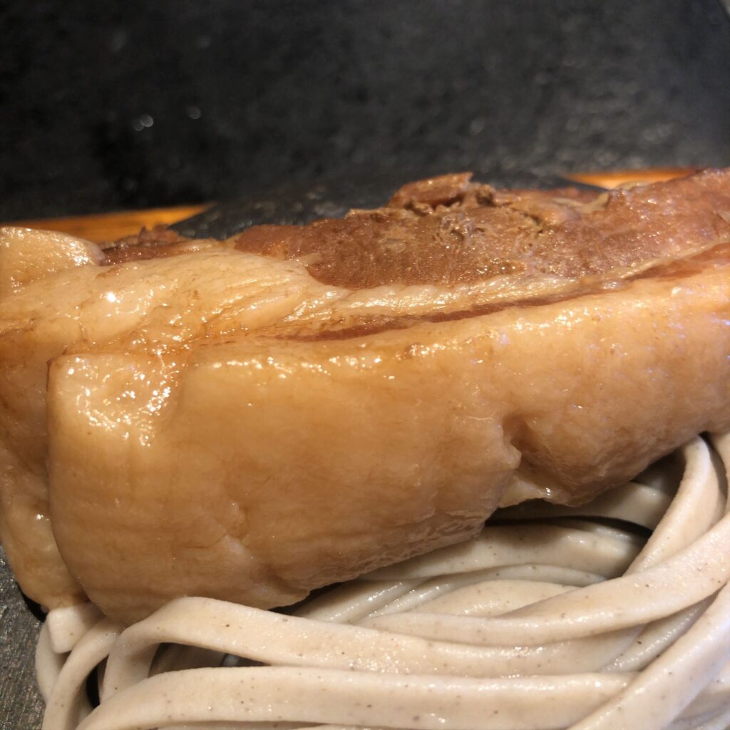 BASOの角煮つけSOBA|とろける豚角煮の質感をクローズアップ