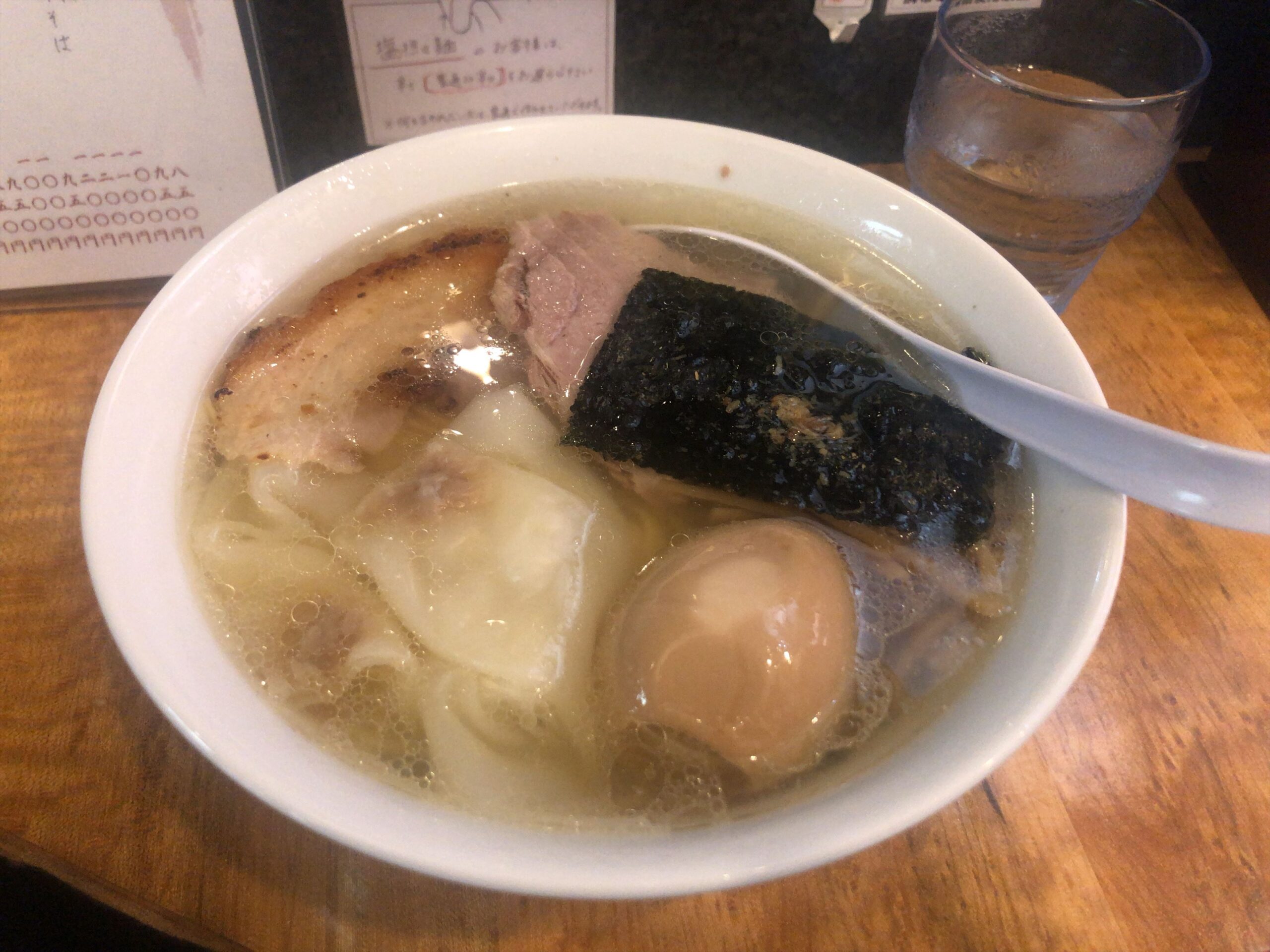 塩そば専門店 桑ばらの特製塩そば。透明スープにチャーシュー、味玉、ワンタン、海苔が乗った人気ラーメン。