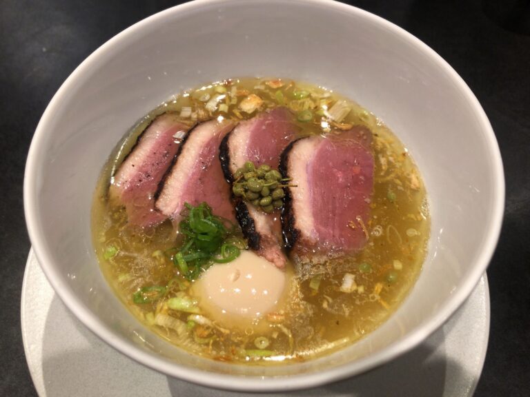 Ramen翡翠の鴨山椒塩ラーメンのサムネイル画像。澄んだ塩スープに炙り鴨チャーシューが映える一杯。