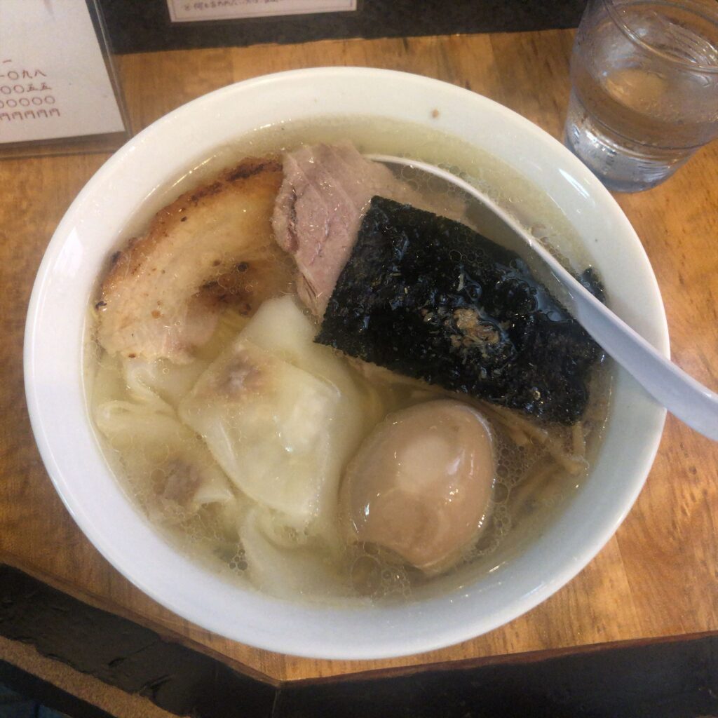 塩そば専門店 桑ばらの特製塩そば。透明スープに極細麺、チャーシュー、味玉、ワンタン、海苔がトッピングされた一杯。