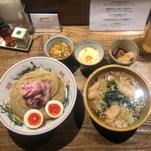 特上味玉海老ワンタン昆布水つけ麺。しっとりチャーシュー、味玉、3種のつけ汁とワンタンスープ付き。