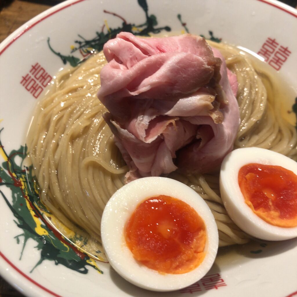 特上味玉海老ワンタン昆布水つけ麺のアップ。艶やかな細麺にしっとりチャーシューと半熟味玉が添えられている。