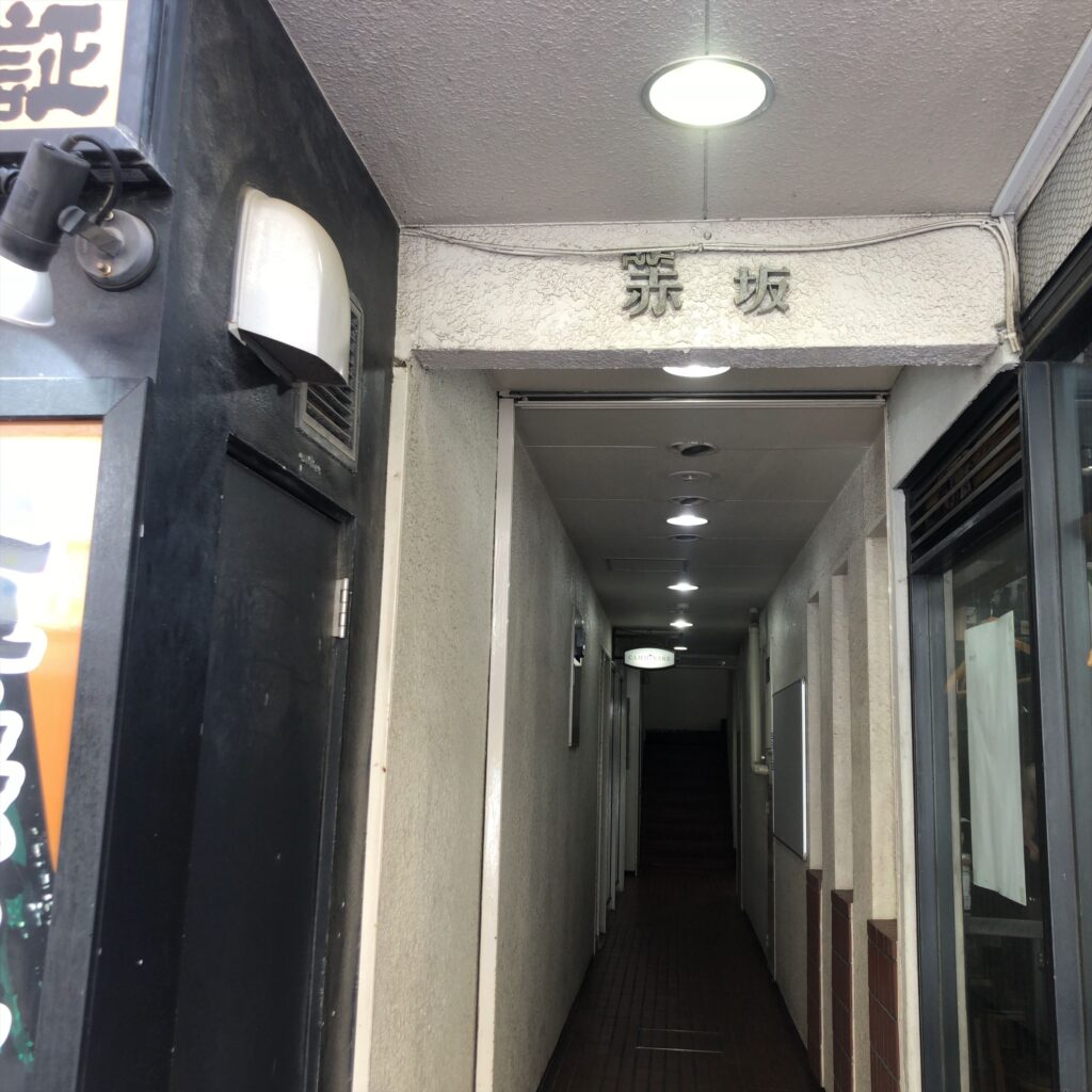 赤坂にあるラーメン店「Ramen 翡翠」へと続くビルの入口と通路の様子