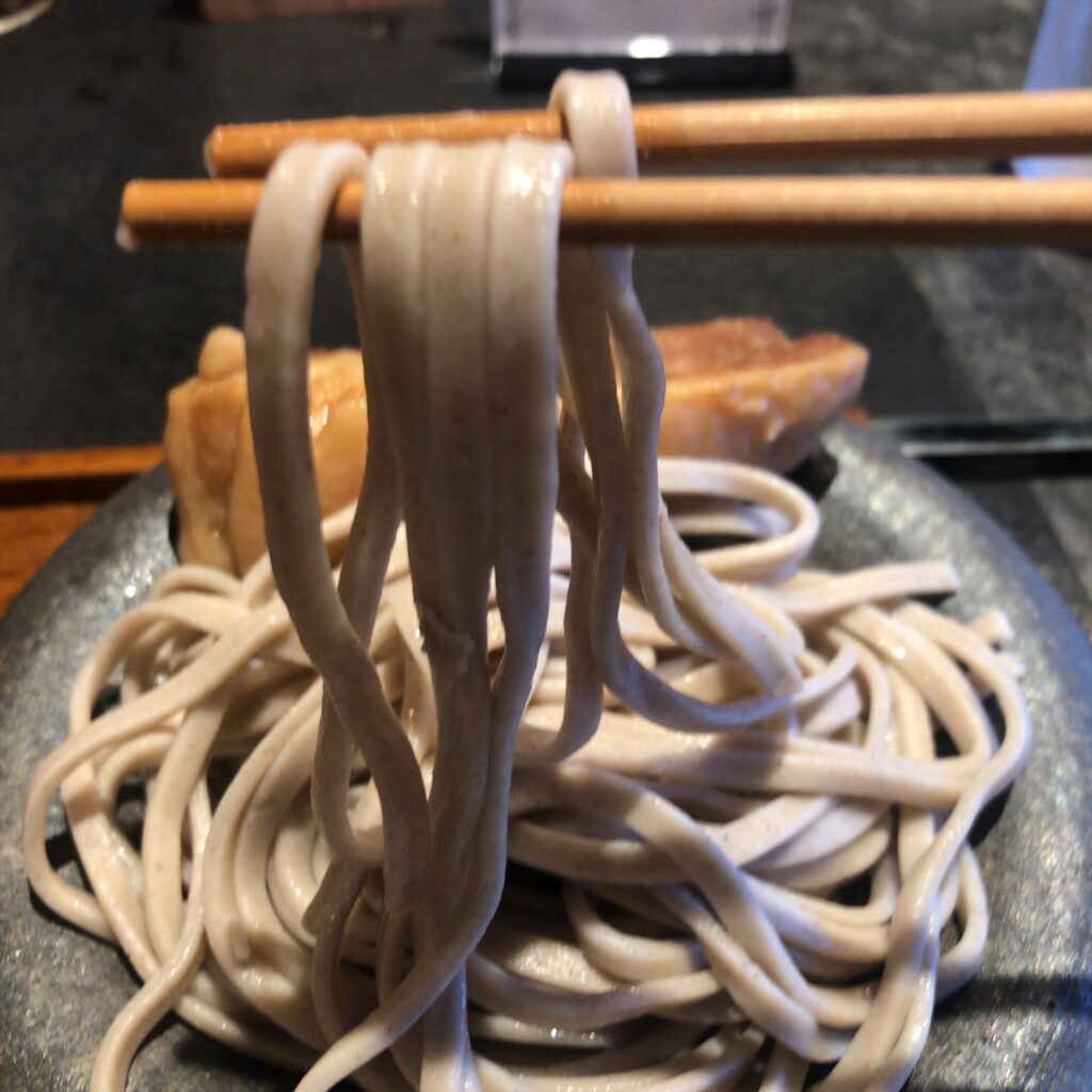 BASOの角煮つけSOBA|箸で持ち上げた極太二八蕎麦のリフトアップ