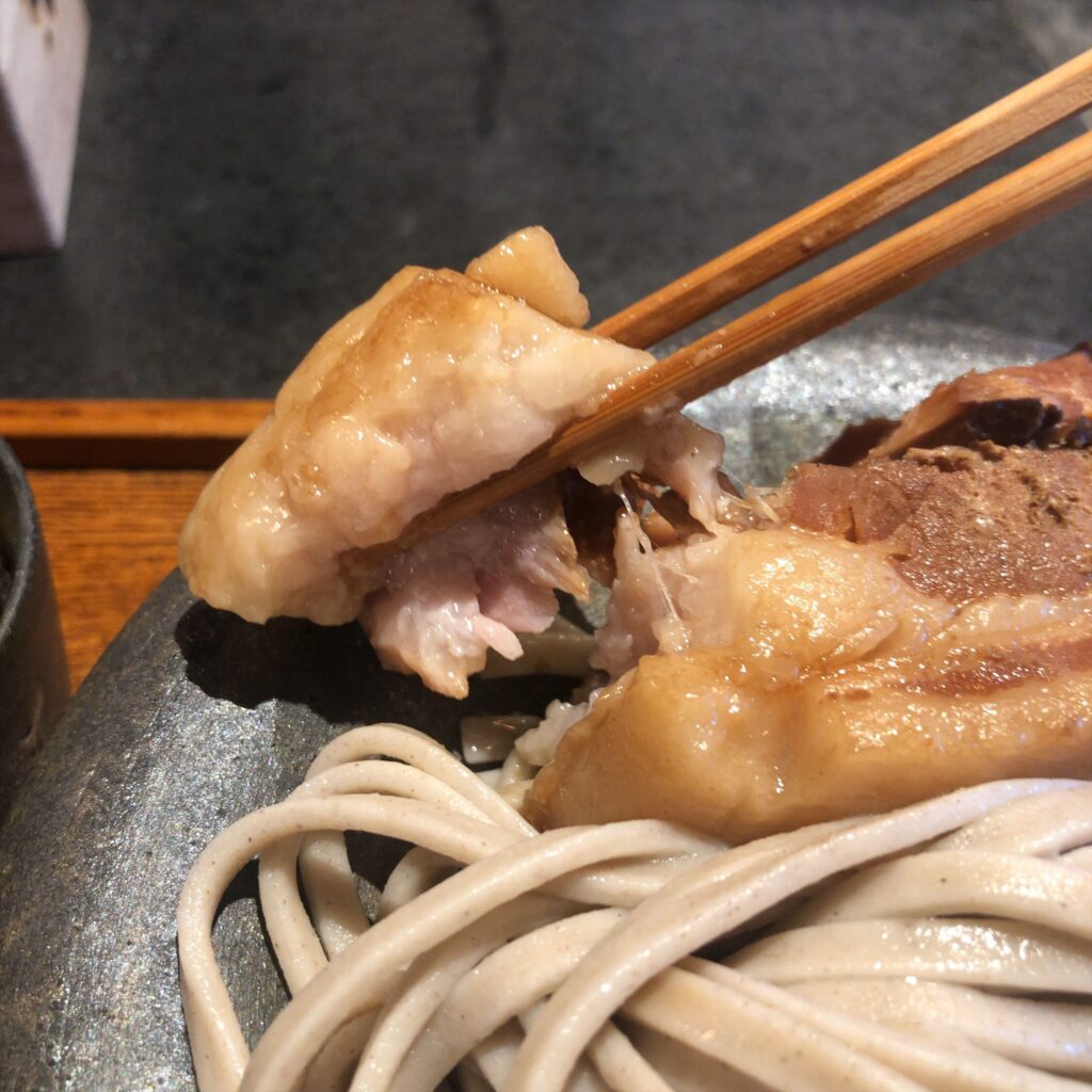 箸で持ち上げた、とろけるような豚角煮。
