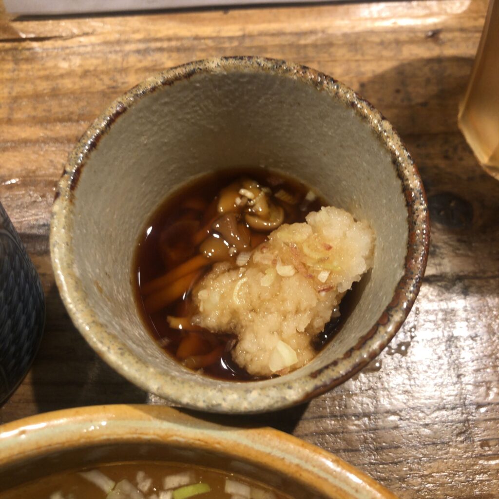 伊之瀬の「なめこおろし」つけ汁。大根おろしとなめこ、茗荷が入った和風の清涼系スープ。