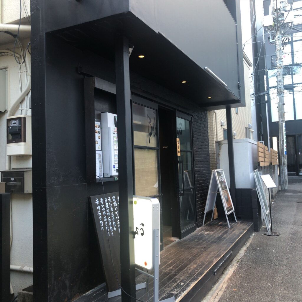 黒を基調としたBASOの店舗外観。原宿の裏路地に静かに佇む蕎麦店。