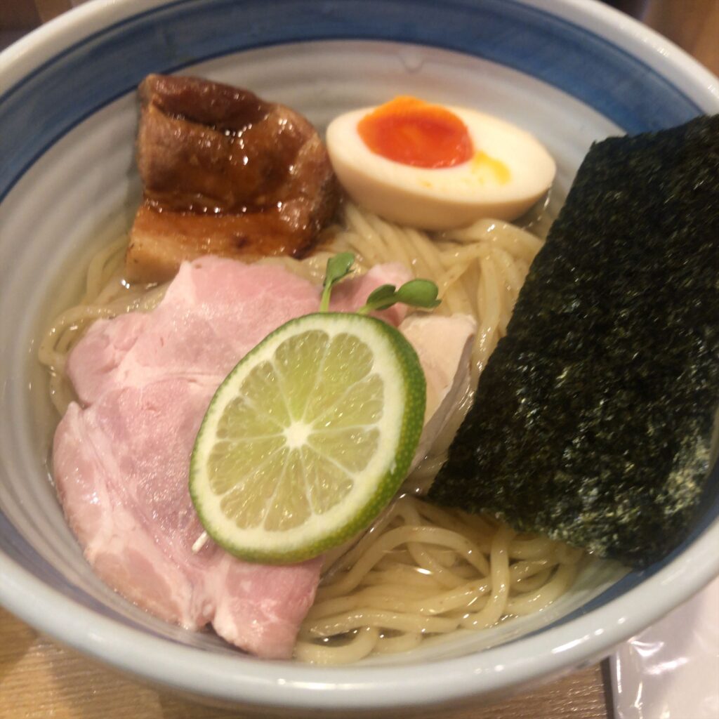 熟成醤油 鰹昆布水つけそばの特製トッピング(麒麟)