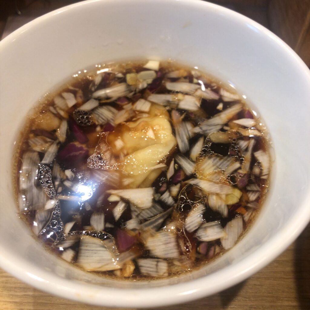 ワンタン入りの醤油つけ汁(中華そば 麒麟 特製鰹昆布水つけそば)