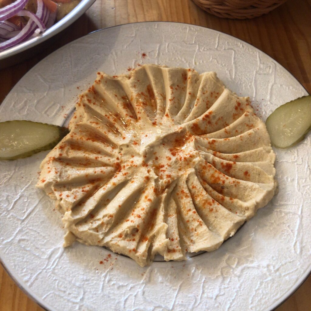 HISAR（ヒサル）のフムス。なめらかな食感で、タヒニとオリーブオイルのコクが感じられる。