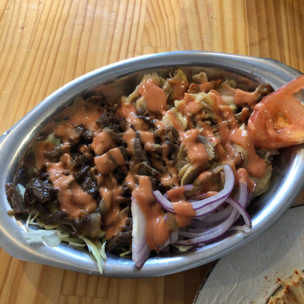 HISAR（ヒサル）飯田橋店のケバブおつまみ。ビーフとチキンのハーフ＆ハーフに中辛ソースをかけた一皿。