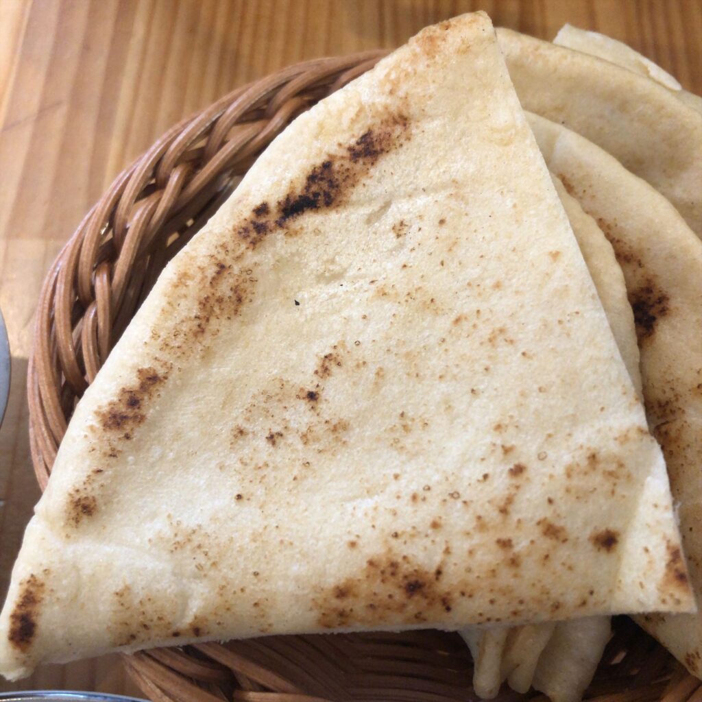 HISAR（ヒサル）飯田橋店のピタパン。ふんわりとした食感で、フムスやケバブと相性が良い。