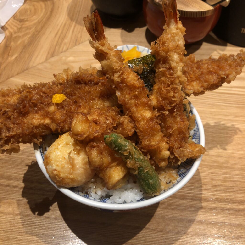 日本橋 天丼 金子半之助 築地本店の江戸前天丼（大盛り）。穴子と海老が丼からはみ出す豪快な盛り付け