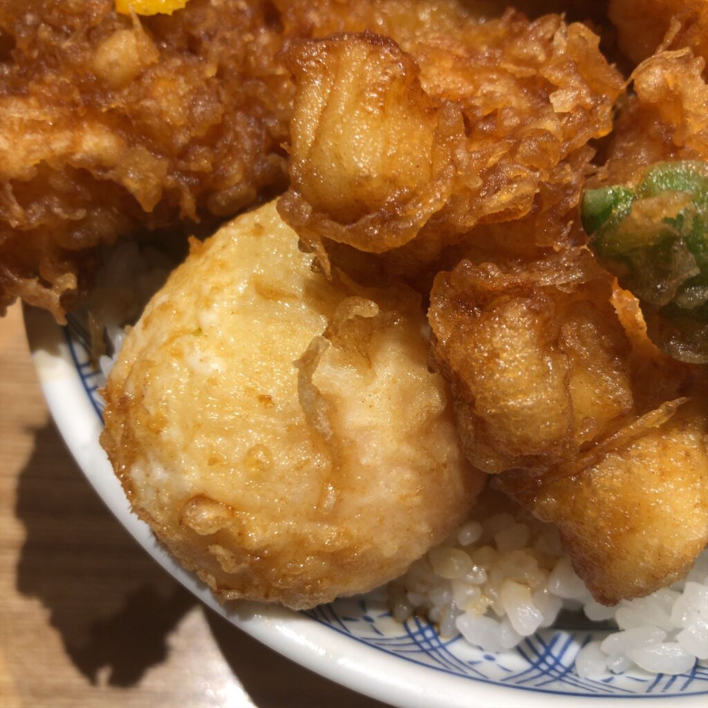 金子半之助 築地本店の半熟玉子天。天丼の中で存在感のある一品