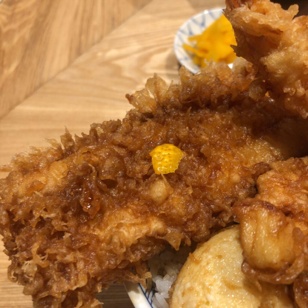 日本橋 天丼 金子半之助 築地本店の穴子天アップ。甘辛いタレが染みた衣とふっくらした身