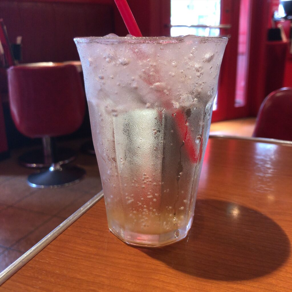 グラスに入ったジンジャーエール