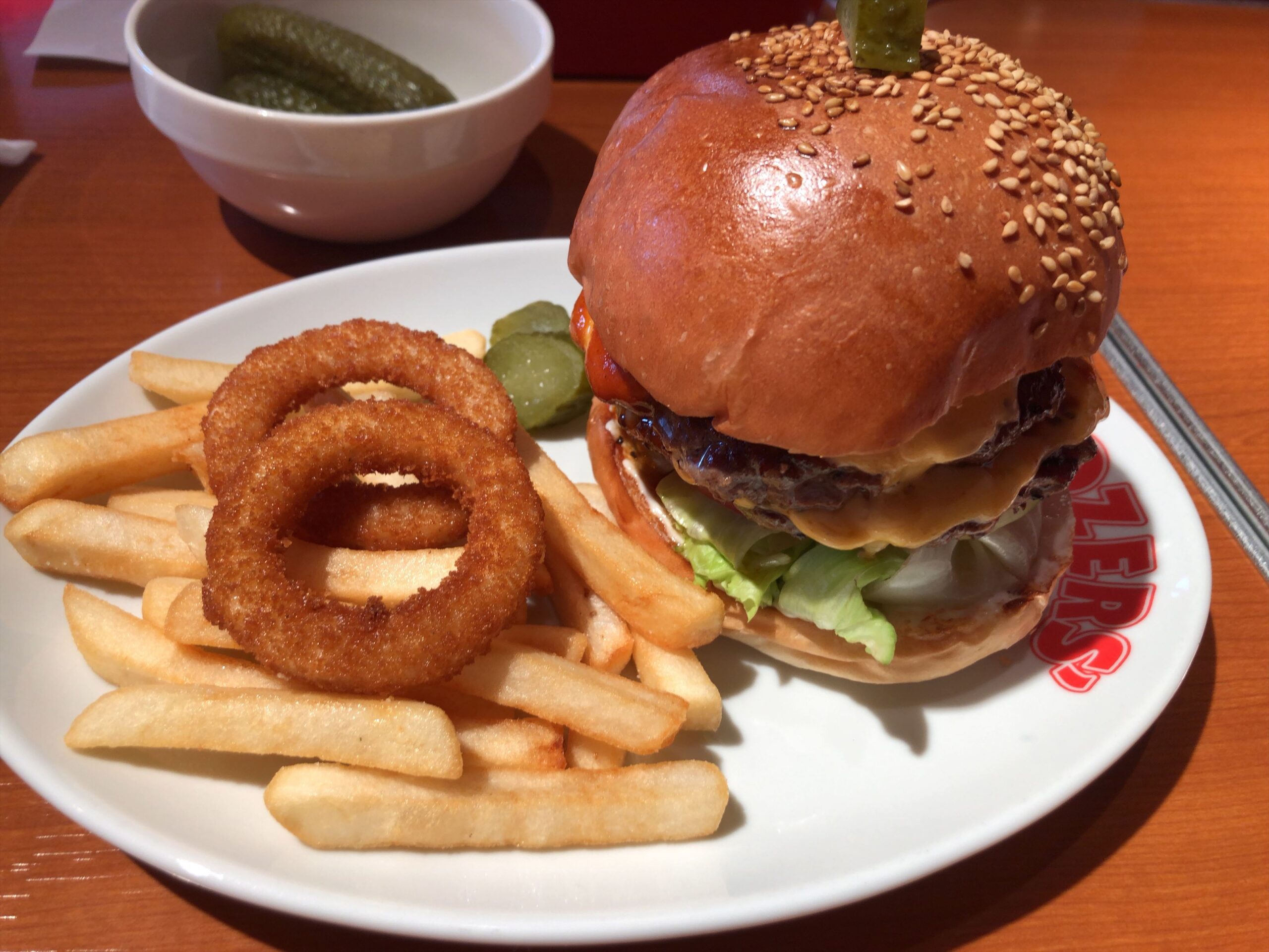 ダブルチーズバーガーとポテト、オニオンリングのセット