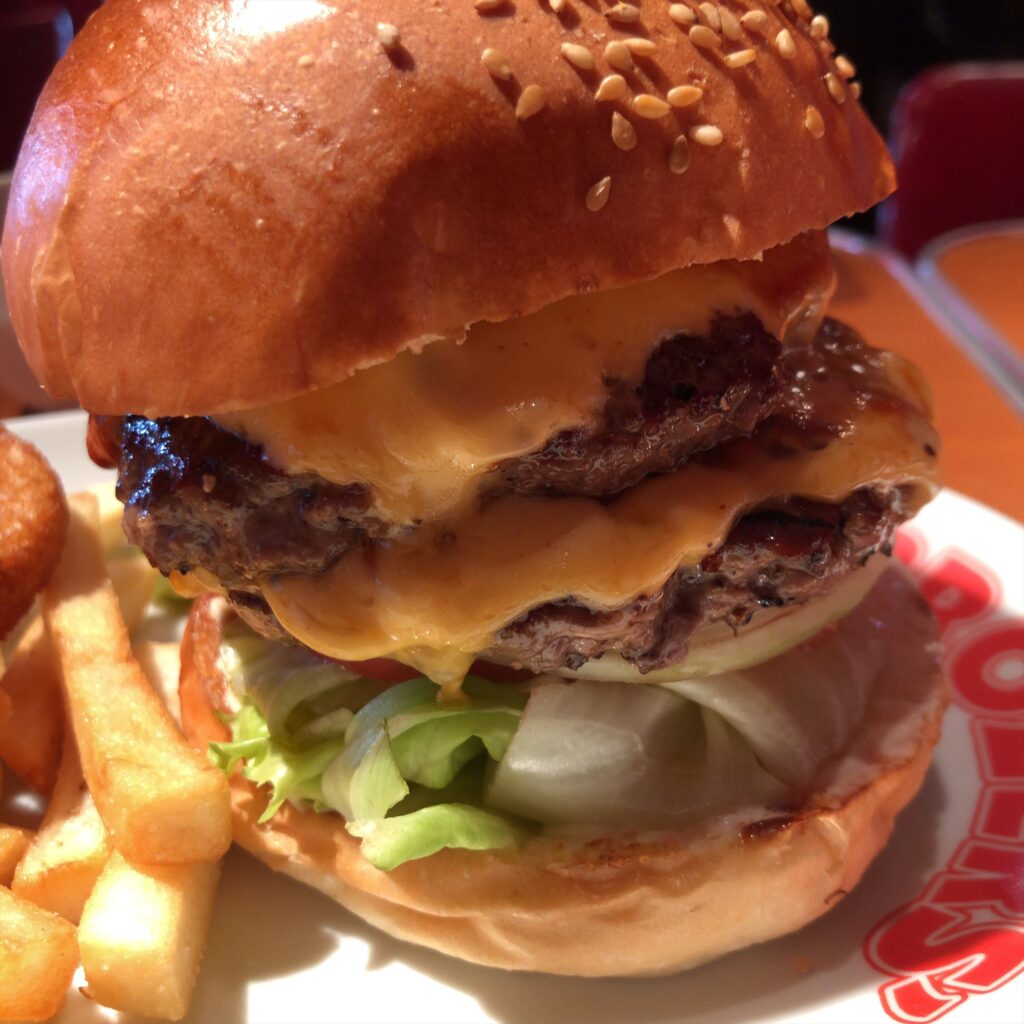 チーズが溶けたダブルチーズバーガー横から見た