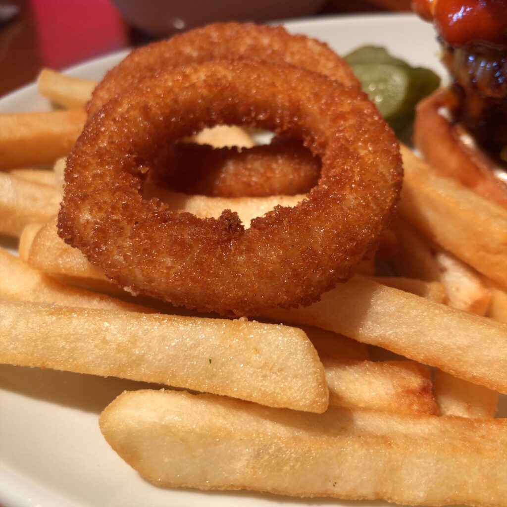 オニオンリングとフライドポテトの盛り合わせ