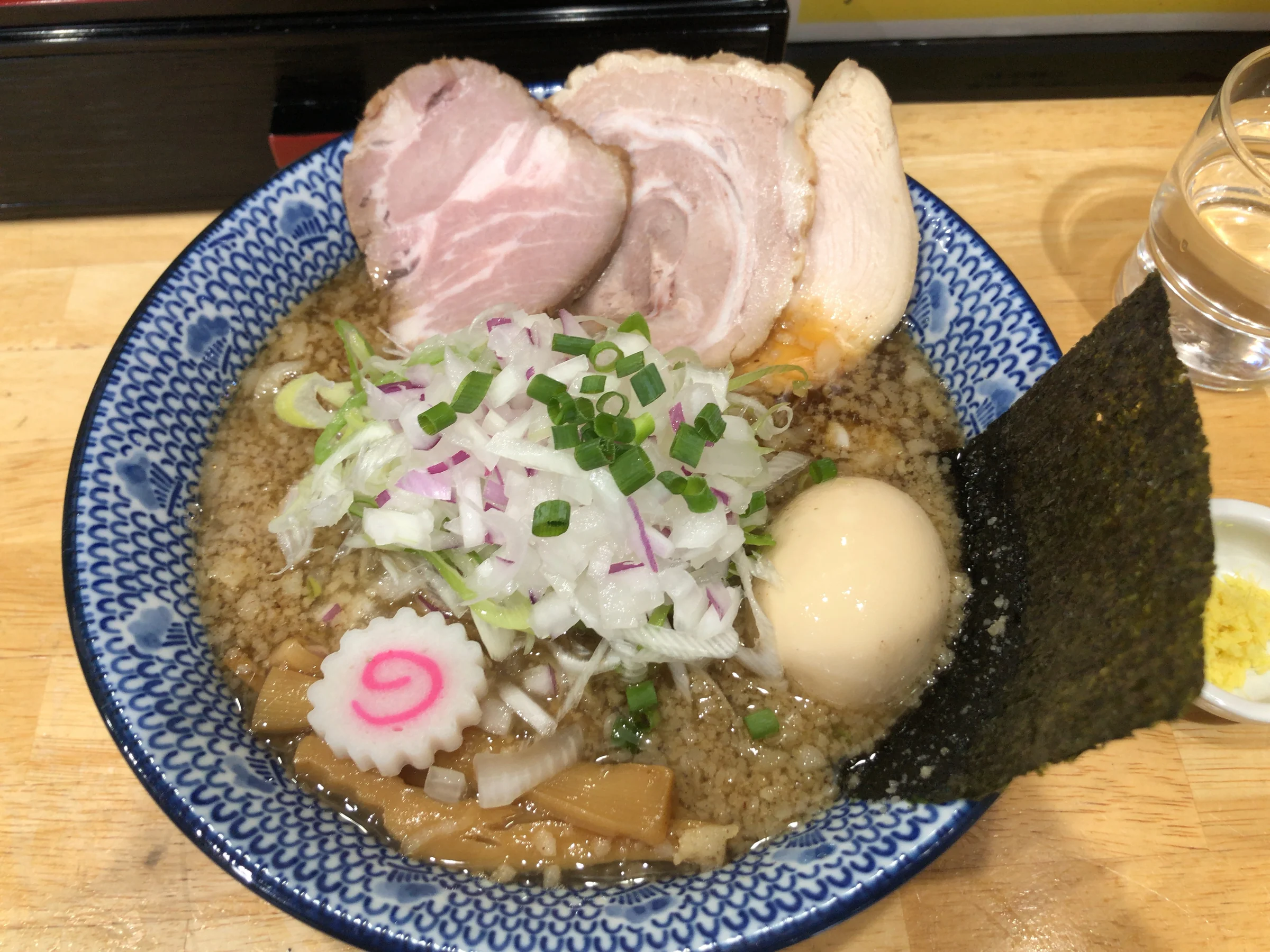御茶ノ水「厳選煮干しらーめん 初代 にぼ助」の特製にぼ助らーめんを実食｜無料替え玉も楽しめる煮干しラーメン
